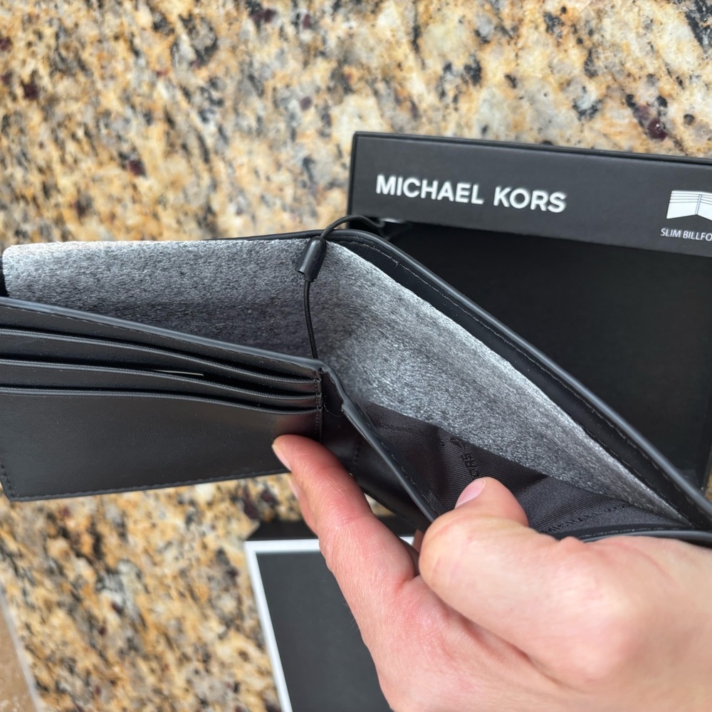 Michael Kors Black Wallet with White Box - Picture 6 of 6